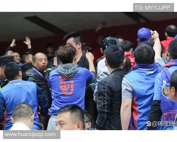 足球明星酒吧内激烈争吵瞬间曝光引发球迷热议和媒体关注